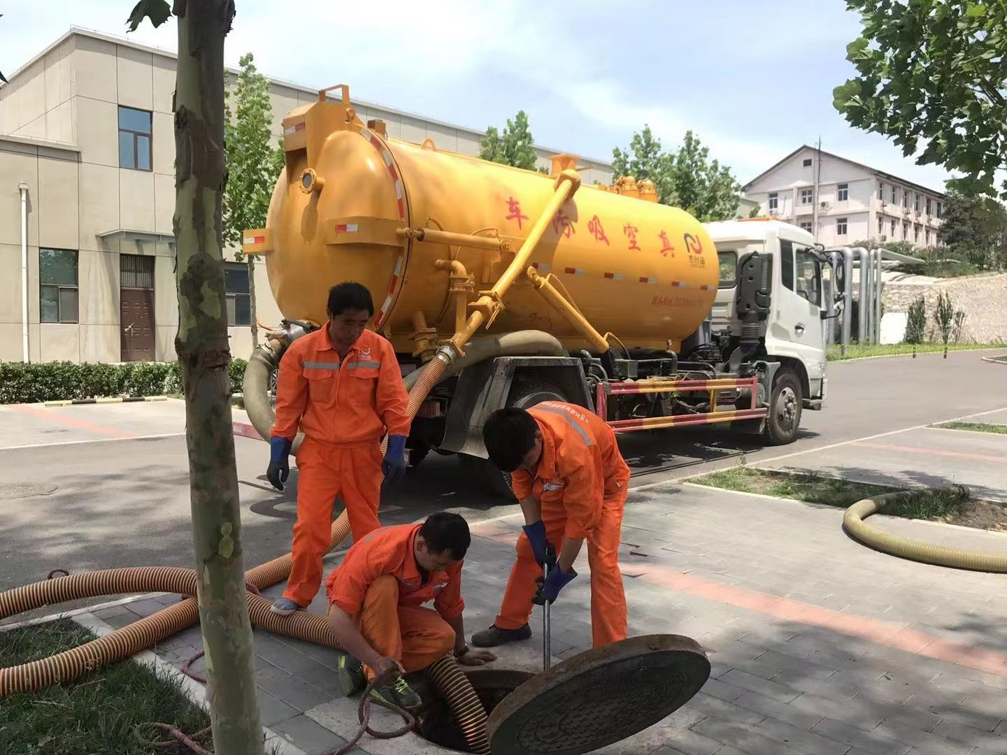 洛宁管道疏通车停在窨井附近