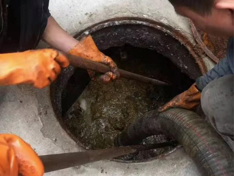 洛宁清理化粪池时如何避免沼气的危害?